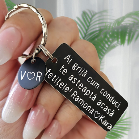 Brelocuri - Breloc negru personalizat cu initiale si mesajul Ai grija cum conduci, am nevoie de tine