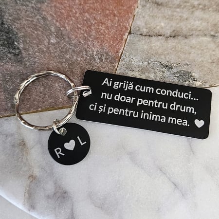 Breloc negru personalizat cu initiale si mesajul Ai grija cum conduci, am nevoie de tine [4]