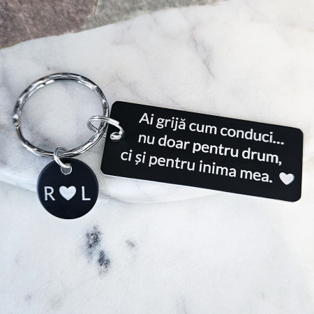Breloc negru personalizat cu initiale si mesajul Ai grija cum conduci, am nevoie de tine [1]