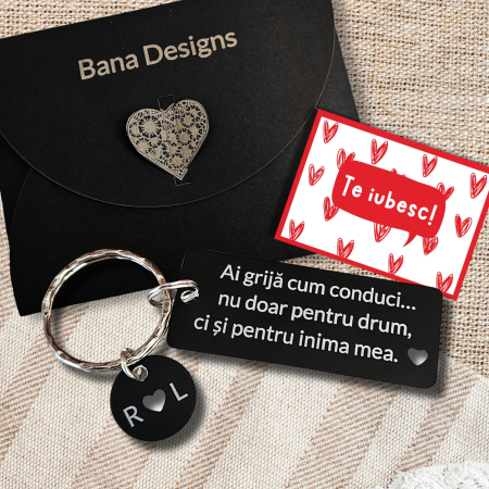 Breloc negru personalizat cu initiale si mesajul Ai grija cum conduci, am nevoie de tine [3]