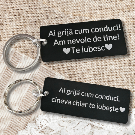 Breloc negru personalizat cu mesajul Ai grija cum conduci, am nevoie de tine [3]