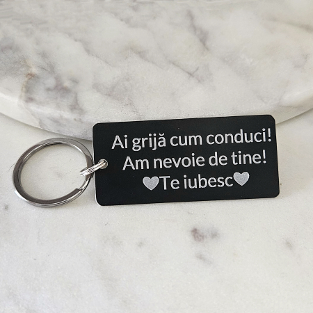 Brelocuri - Breloc negru personalizat cu mesajul Ai grija cum conduci, am nevoie de tine