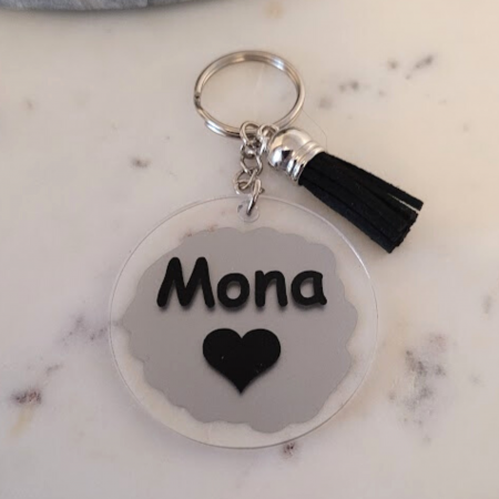 Brelocuri - Breloc personalizat acrilic, cu nume inimiora si ciucuras negru, fundal gri