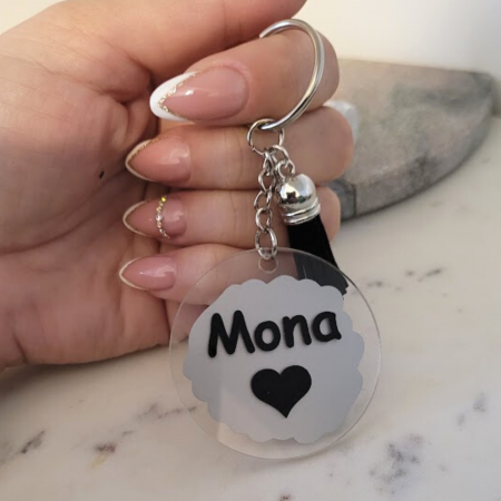 Breloc personalizat acrilic, cu nume inimiora si ciucuras negru, fundal gri [1]