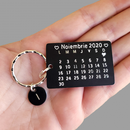 Brelocuri - Breloc personalizat cu calendar, din aluminiu negru, cu banut cu initiala Save the Date