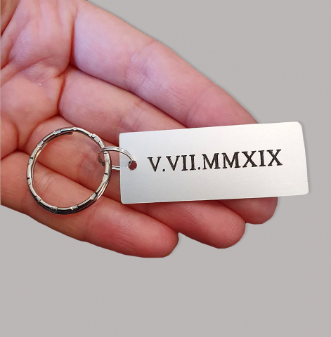 Breloc personalizat cu data in numere romane gravat pe dreptunghi din aluminiu [1]