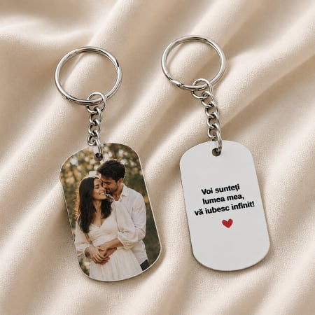 Breloc metalic personalizat cu fotografie și mesaj imprimat față-verso. Cadou elegant și emoționant pentru iubit, aniversare sau Valentine’s Day.