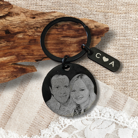 Brelocuri - Breloc personalizat cu poza, din inox negru, gravat laser, pandant rotund 3 cm, initiale cu inimioara, cadou pentru cuplu, el si ea