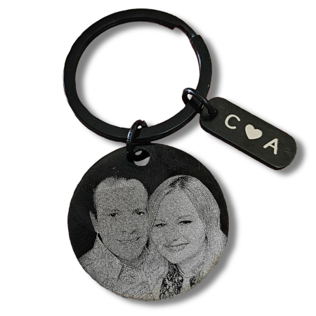 Breloc personalizat cu poza, din inox negru, gravat laser, pandant rotund 3 cm, initiale cu inimioara, cadou pentru cuplu, el si ea [3]