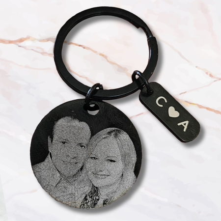 Breloc personalizat cu poza, din inox negru, gravat laser, pandant rotund 3 cm, initiale cu inimioara, cadou pentru cuplu, el si ea [2]