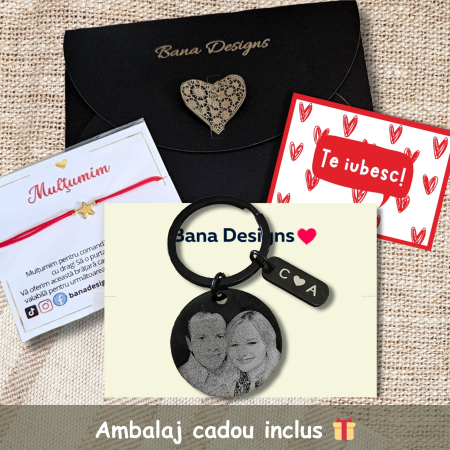 Breloc personalizat cu poza, din inox negru, gravat laser, pandant rotund 3 cm, initiale cu inimioara, cadou pentru cuplu, el si ea [5]