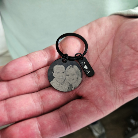 Breloc personalizat cu poza, din inox negru, gravat laser, pandant rotund 3 cm, initiale cu inimioara, cadou pentru cuplu, el si ea [4]