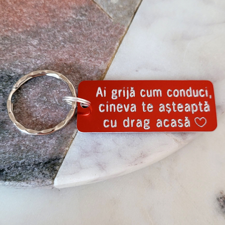Brelocuri - Breloc rosu, personalizat cu mesajul Ai grija cum conduci, am nevoie de tine