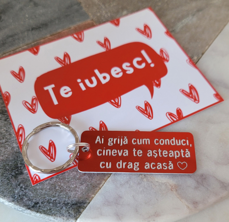 Breloc rosu, personalizat cu mesajul Ai grija cum conduci, am nevoie de tine [2]