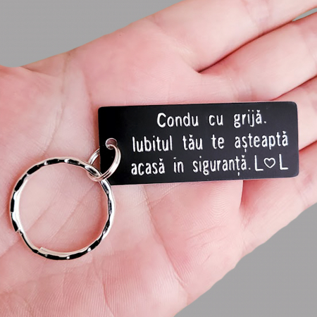 Breloc personalizat gravat cu mesajul Condu cu grija, cadou pentru cuplu [2]