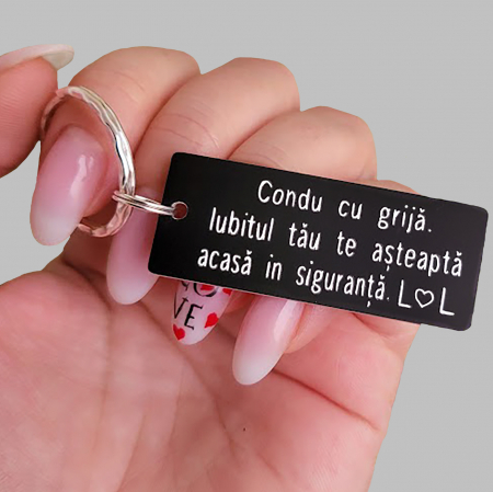 Brelocuri - Breloc personalizat gravat cu mesajul Condu cu grija, cadou pentru cuplu