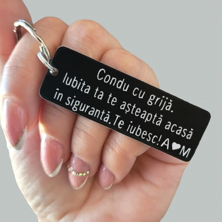 Breloc personalizat gravat cu mesajul Condu cu grija, cadou pentru cuplu [1]