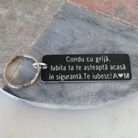 Breloc personalizat gravat cu mesajul Condu cu grija, cadou pentru cuplu [6]