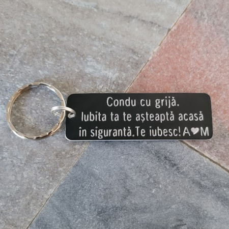 Breloc personalizat gravat cu mesajul Condu cu grija, cadou pentru cuplu [4]