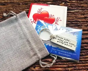 Breloc personalizat cu mesajul Drive safe handsome, gravat pe dreptunghi din aluminiu [4]
