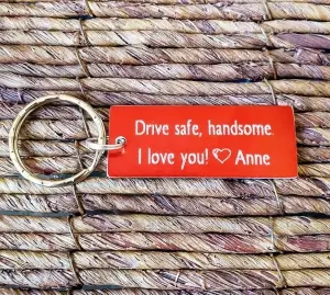 Breloc personalizat cu mesajul Drive safe handsome, gravat pe dreptunghi din aluminiu [1]