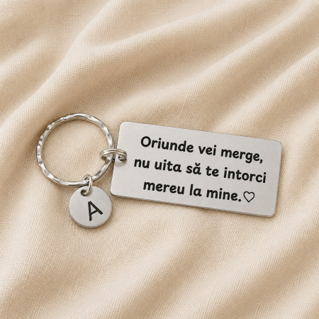 Breloc personalizat cu mesajul Oriunde vei merge, nu uita sa te intorci mereu la mine, gravat pe dreptunghi din aluminiu
