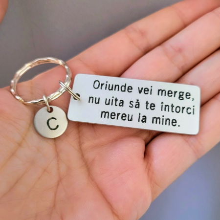 Breloc personalizat cu mesajul Oriunde vei merge, nu uita sa te intorci mereu la mine, gravat pe dreptunghi din aluminiu
