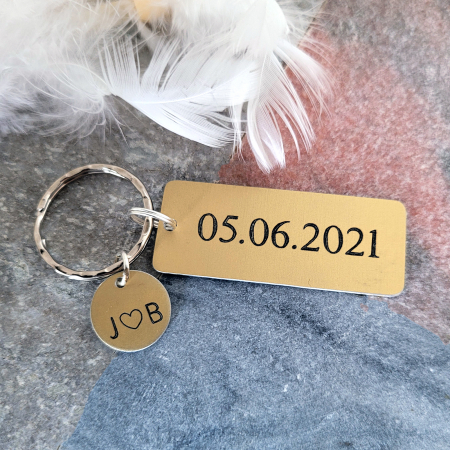Breloc personalizat cu initiale si data, gravat pe aluminiu auriu, cadou pentru cuplu. [2]