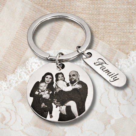 Brelocuri - Breloc personalizat cu poza, din inox, gravat laser, pandant rotund 3 cm, initiale cu inimioara, cadou pentru cuplu, el si ea