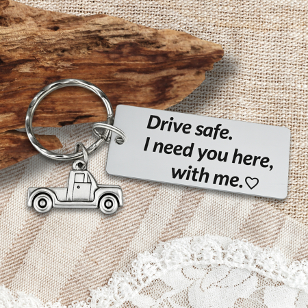 Brelocuri - Breloc personalizat Drive safe, I need you here with me, gravat pe dreptunghi din aluminiu argintiu cu charm camioneta