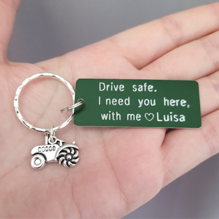 Brelocuri - Breloc personalizat Drive safe, I need you here with me, gravat pe dreptunghi din aluminiu verde cu charm tractor