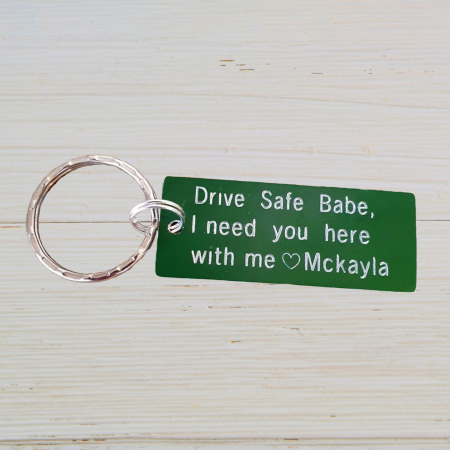 Brelocuri - Breloc personalizat Drive safe, I need you here with me, gravat pe dreptunghi din aluminiu verde