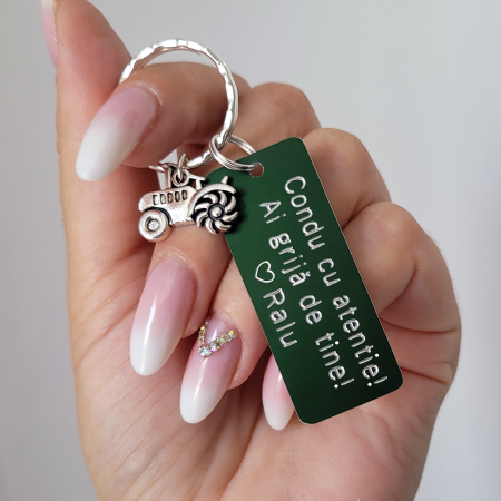 Brelocuri - Breloc personalizat Condu cu grija, gravat pe dreptunghi din aluminiu verde cu charm tractor