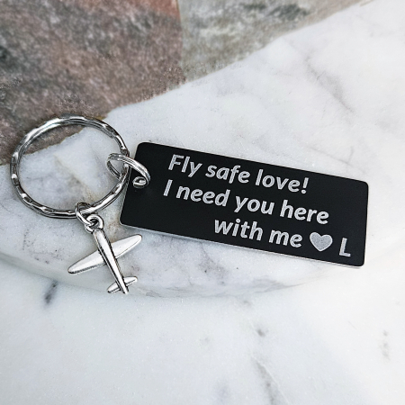 Breloc personalizat Fly safe, I need you here with me, gravat pe dreptunghi din aluminiu negru, cu charm avion [2]