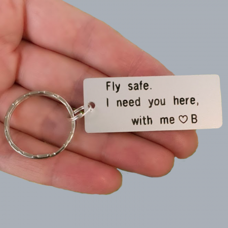 Brelocuri - Breloc personalizat Fly safe, I need you here with me, gravat pe dreptunghi din aluminiu