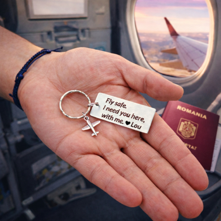 Brelocuri - Breloc personalizat Fly safe, I need you here with me, gravat pe dreptunghi din aluminiu, cu charm avion