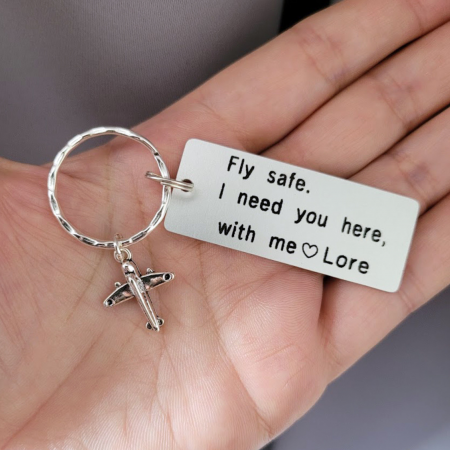 Brelocuri - Breloc personalizat Fly safe, I need you here with me, gravat pe dreptunghi din aluminiu, cu charm avion