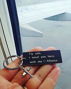 Breloc personalizat Fly safe, I need you here with me, gravat pe dreptunghi din aluminiu negru, cu charm avion [4]