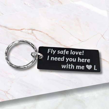 Brelocuri - Breloc personalizat Fly safe, I need you here with me, gravat pe dreptunghi din aluminiu negru, cu charm avion