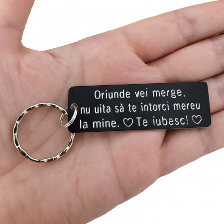 Breloc personalizat cu mesajul Oriunde vei merge, gravat pe dreptunghi din aluminiu negru [2]