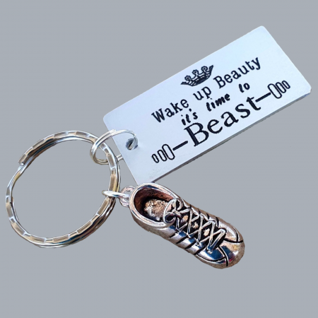 Breloc personalizat pentru iubitorii de fitness, cu mesajul Wake up beauty, it's time to beast [1]