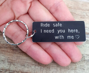 Breloc personalizat Ride safe, I need you here with me, gravat pe dreptunghi din aluminiu cu charm bicicleta [4]