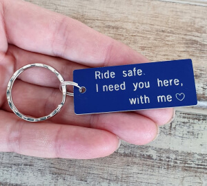 Breloc personalizat Ride safe, I need you here with me, gravat pe dreptunghi din aluminiu cu charm bicicleta [7]