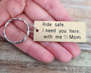 Breloc personalizat Ride safe, I need you here with me, gravat pe dreptunghi din aluminiu cu charm bicicleta [3]