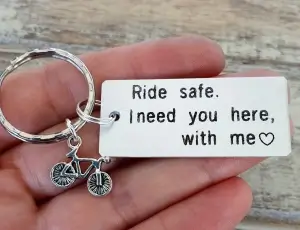 Breloc personalizat Ride safe, I need you here with me, gravat pe dreptunghi din aluminiu cu charm bicicleta [1]