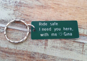 Breloc personalizat Ride safe, I need you here with me, gravat pe dreptunghi din aluminiu cu charm bicicleta [0]