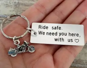 Breloc personalizat Ride safe, I need you here with me, gravat pe dreptunghi din aluminiu cu charm motocicleta  [6]