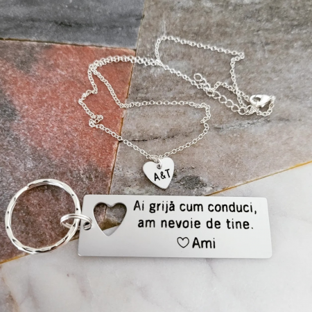 Breloc personalizat si colier set, cu mesajul Ai grija cum conduci, am nevoie de tine, gravat pe dreptunghi din aluminiu [1]
