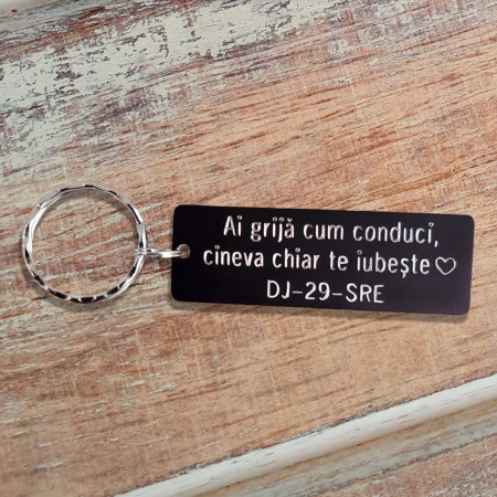 Brelocuri - Breloc negru personalizat cu mesajul Ai grija cum conduci, am nevoie de tine