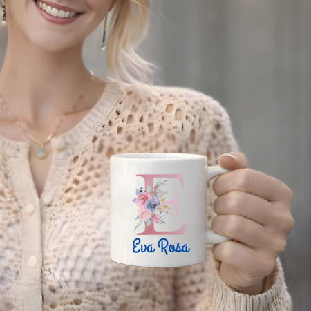 Cani Personalizate - Cana personalizată cu nume și inițială roz cu flori, ceramică lucioasă 330 ml, dishwasher safe. Personalizează rapid în câmpul Personalizare.